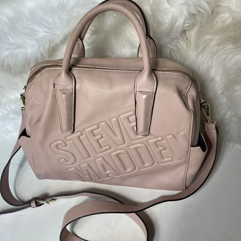 Steve Madden embossed logo soft pink ajustable crossbody/shoulder bag.